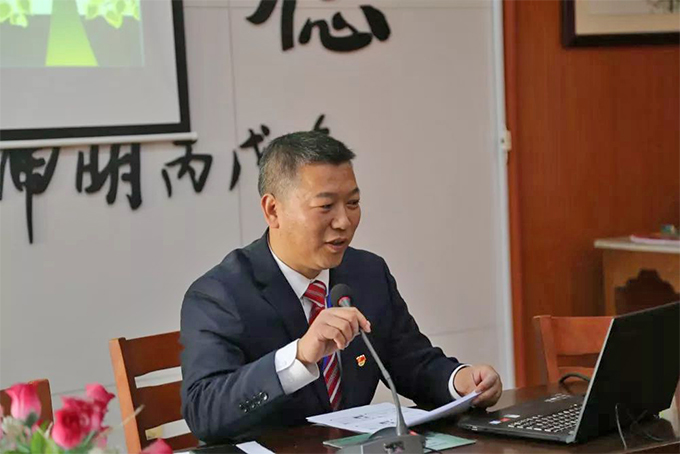 大會(huì)主持 : 謝永中校長(zhǎng)