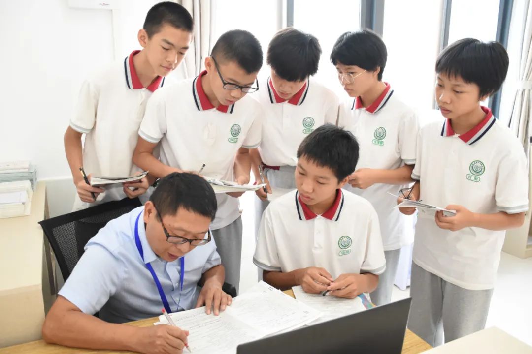 課間輔導(dǎo)同學作業(yè)_看圖王.jpg 圖片