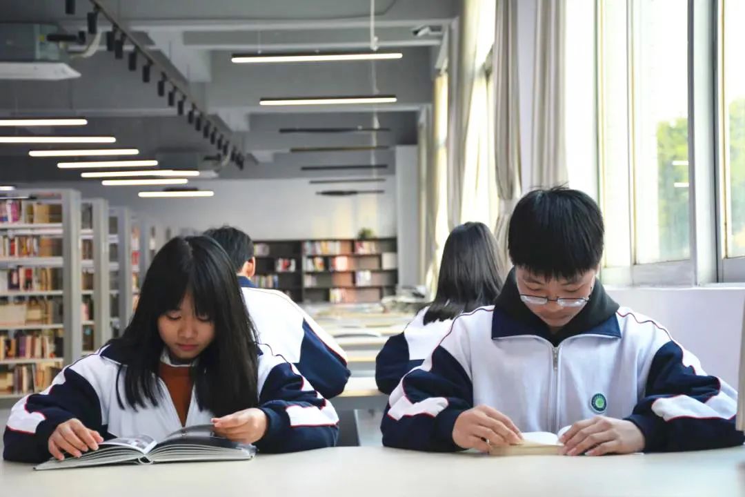 課間輔導(dǎo)同學作業(yè)_看圖王.jpg 圖片